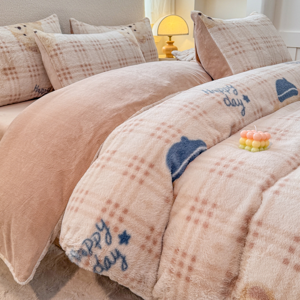 91家纺网 家纺一手货源 找家纺 KA家纺 2025新款冬高克重兔毛牛奶绒四件套 快乐熊