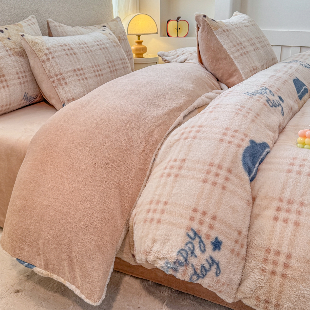 91家纺网 家纺一手货源 找家纺 KA家纺 2025新款冬高克重兔毛牛奶绒四件套 快乐熊