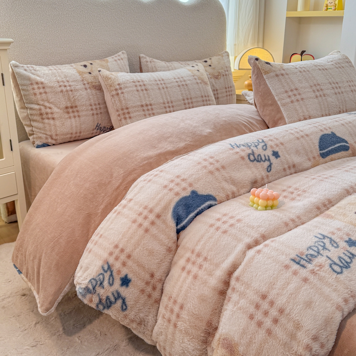 91家纺网 家纺一手货源 找家纺 KA家纺 2025新款冬高克重兔毛牛奶绒四件套 快乐熊