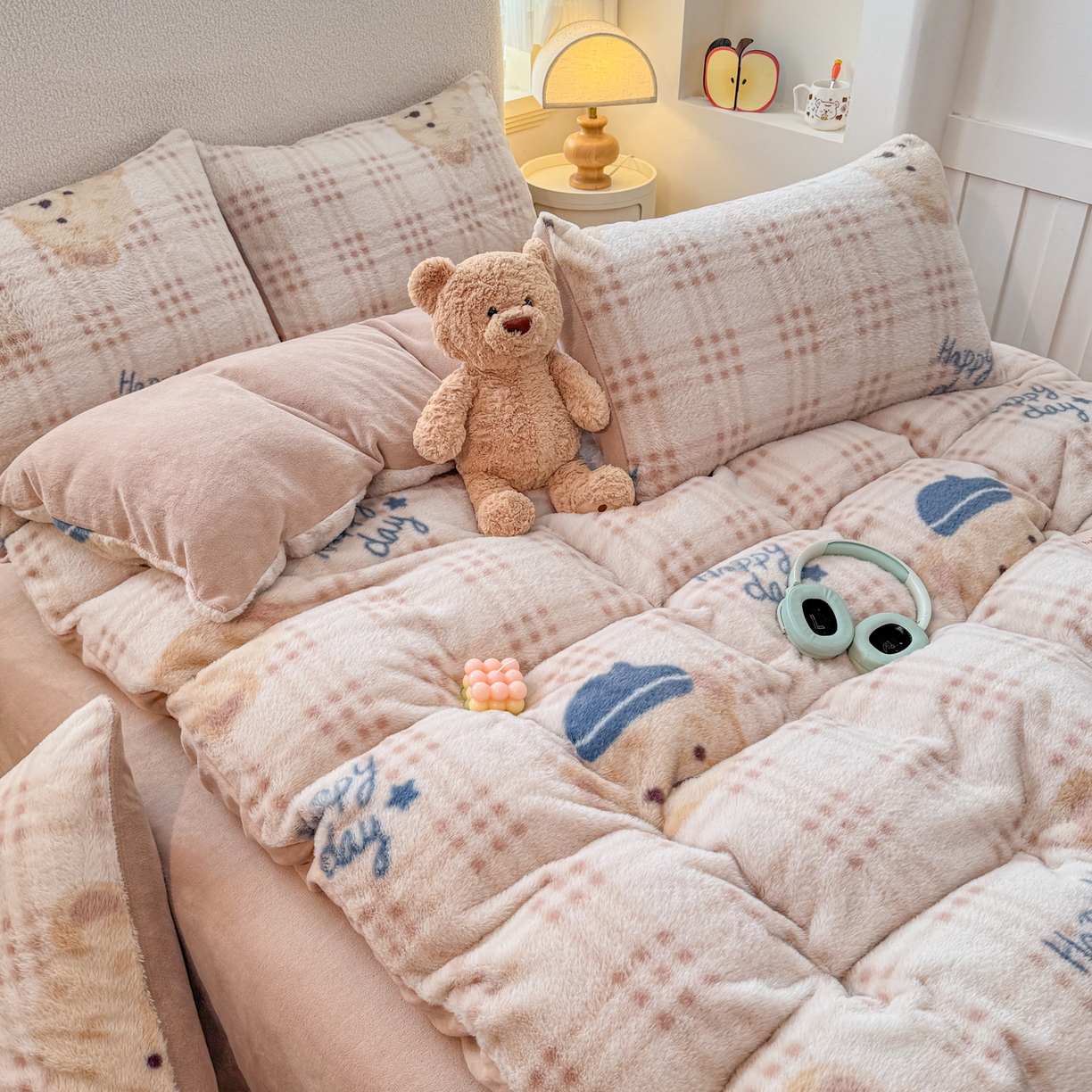 91家纺网 家纺一手货源 找家纺 KA家纺 2025新款冬高克重兔毛牛奶绒四件套 快乐熊