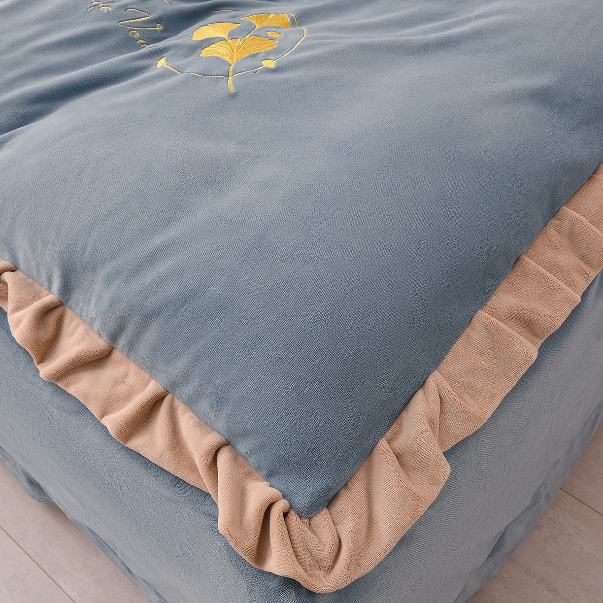 91家纺网 家纺一手货源 找家纺 湘雪家居  2025新款高克重纯色刺绣牛奶绒床盖款星语系列四件套-提供买家秀 星语款-槟利兰