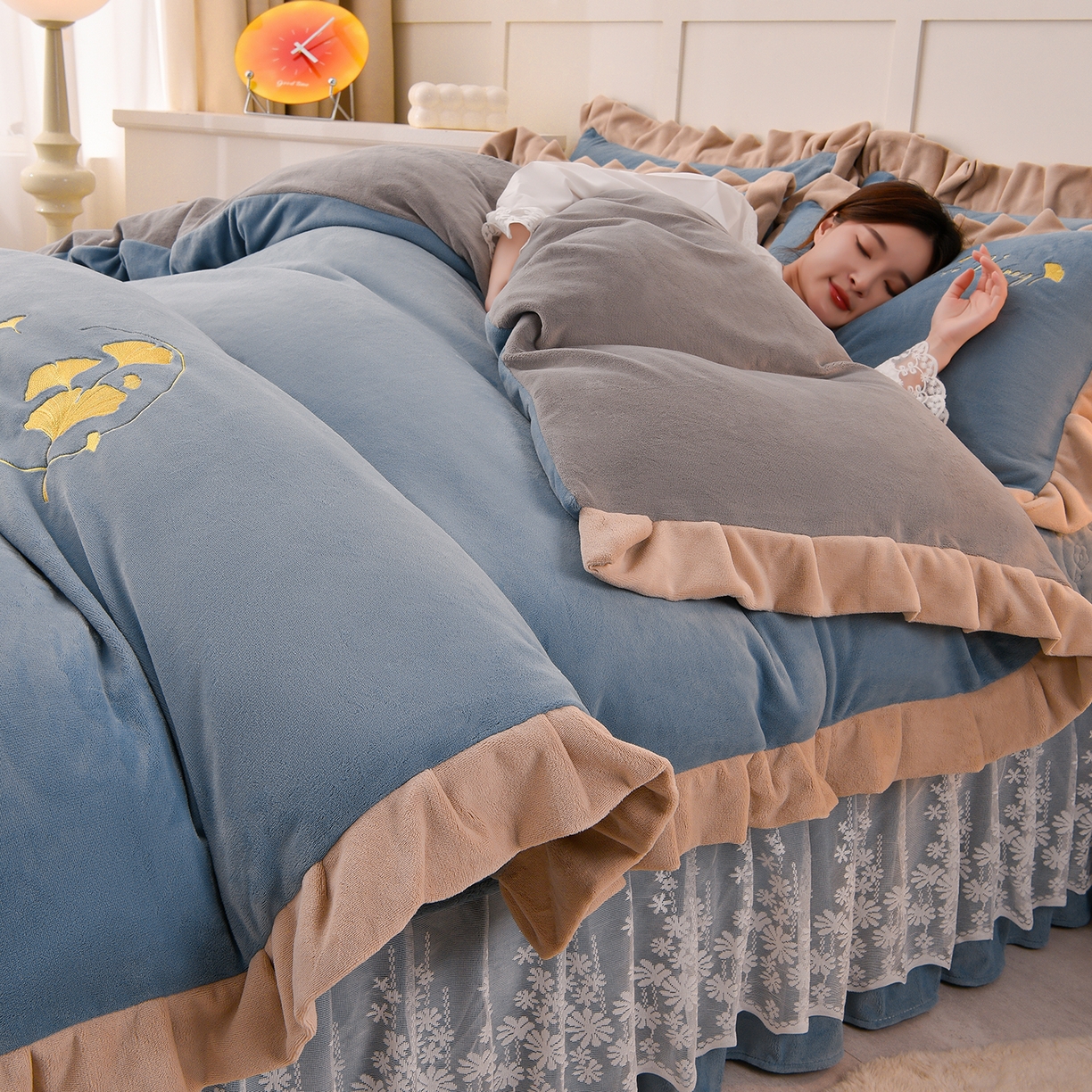 91家纺网 家纺一手货源 找家纺 湘雪家居  2025新款高克重纯色刺绣牛奶绒床盖款星语系列四件套-提供买家秀 星语款-槟利兰