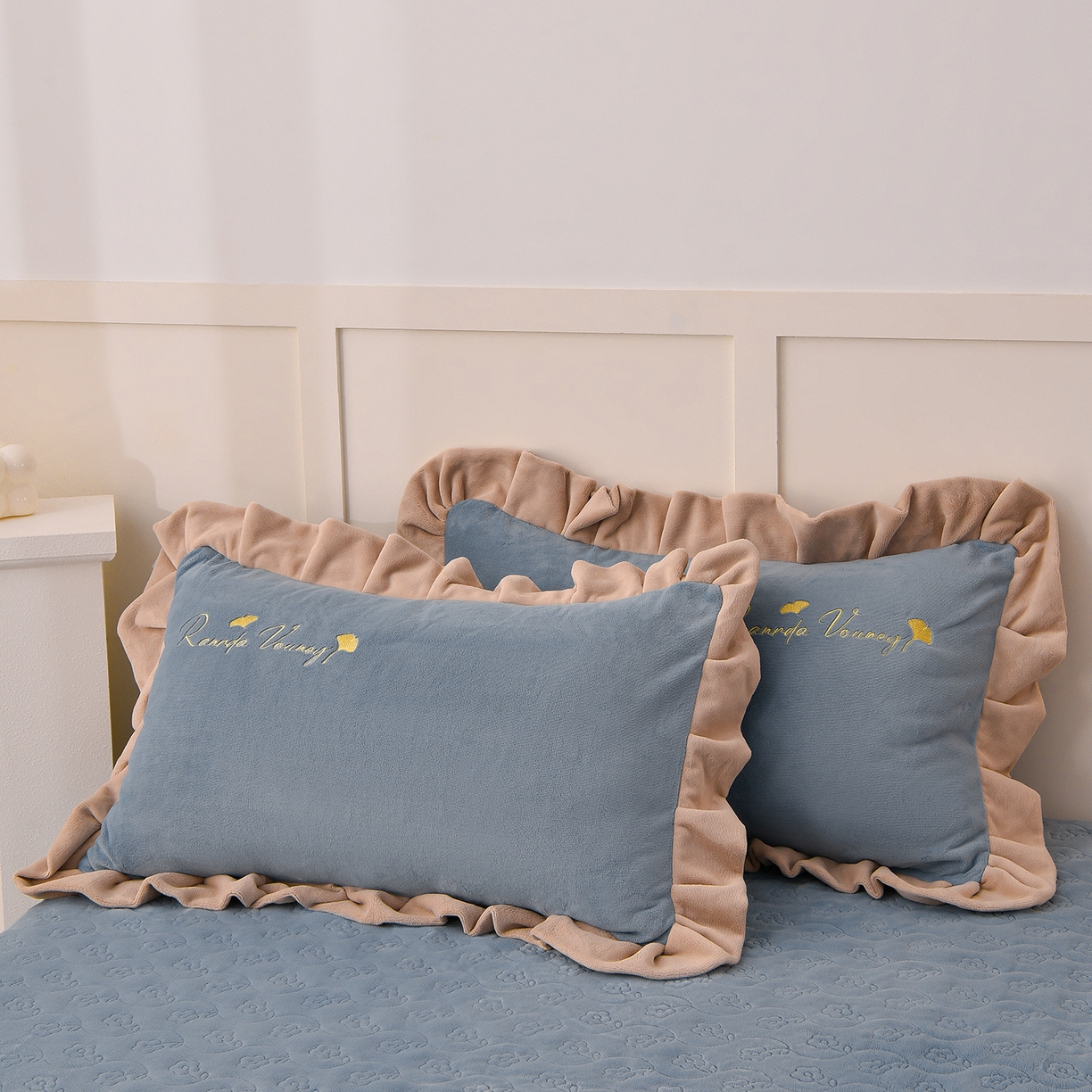 91家纺网 家纺一手货源 找家纺 湘雪家居  2025新款高克重纯色刺绣牛奶绒床盖款星语系列四件套-提供买家秀 星语款-槟利兰