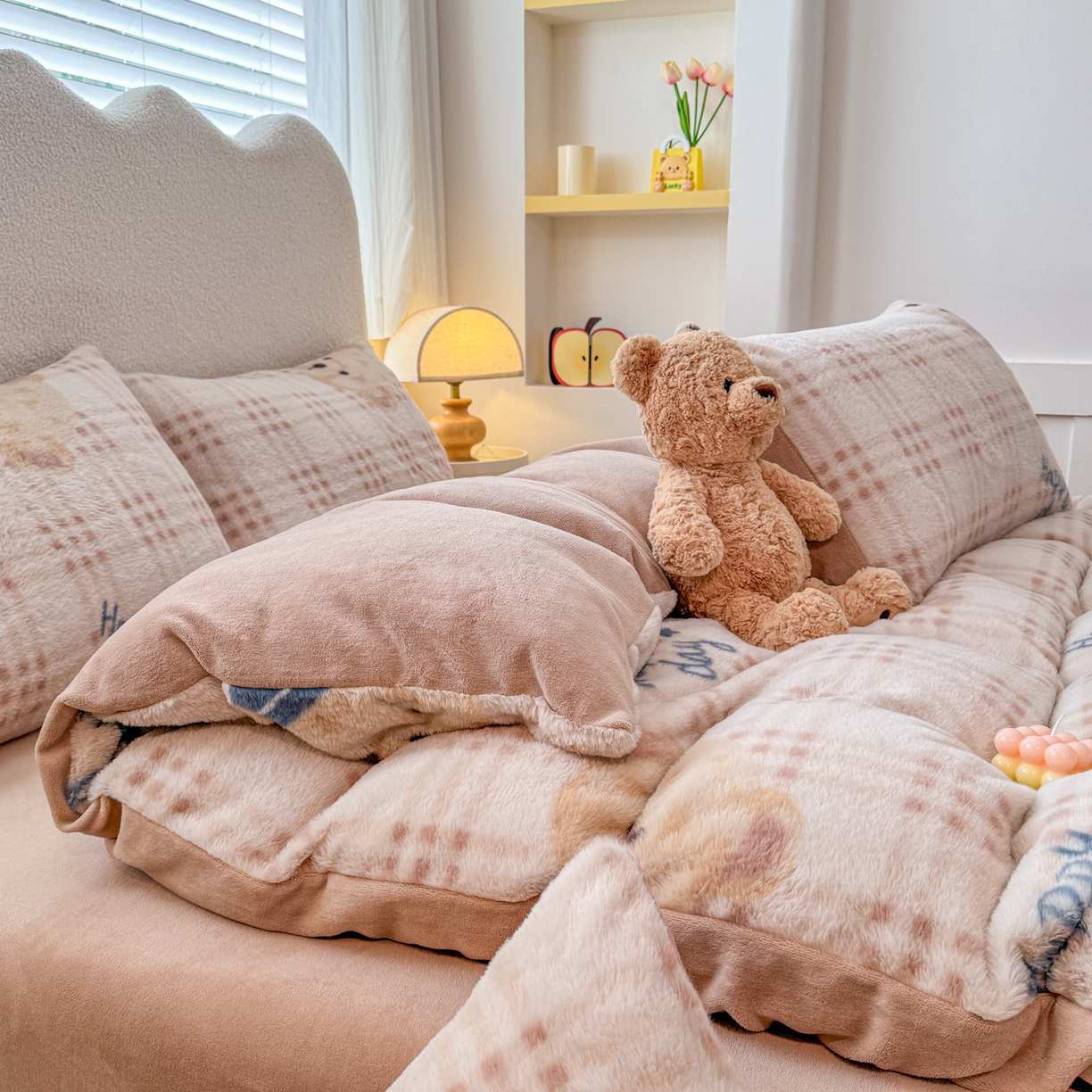 91家纺网 家纺一手货源 找家纺 KA家纺 2025新款冬高克重兔毛牛奶绒四件套 快乐熊