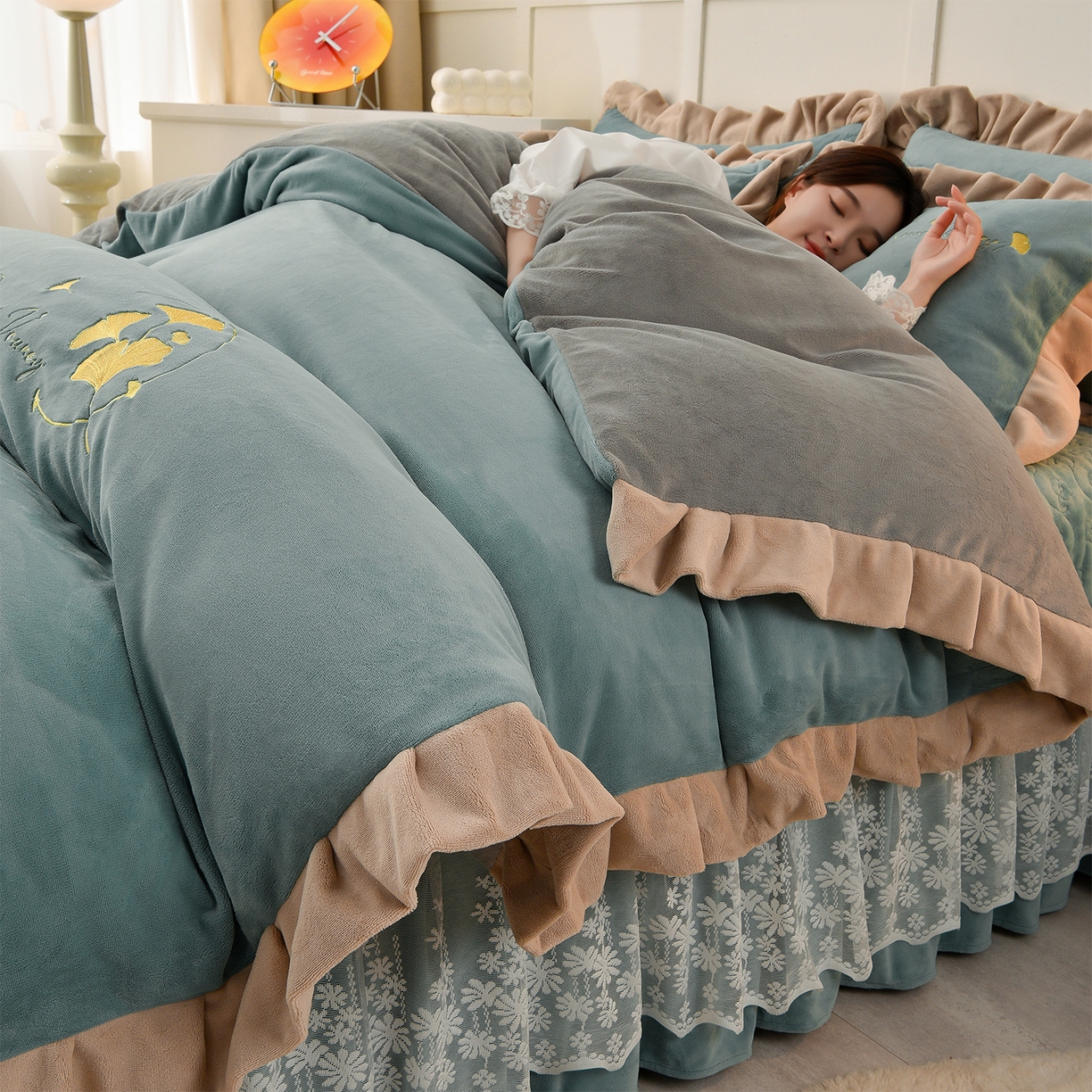 91家纺网 家纺一手货源 找家纺 湘雪家居  2025新款高克重纯色刺绣牛奶绒床盖款星语系列四件套-提供买家秀 星语款-草绿色