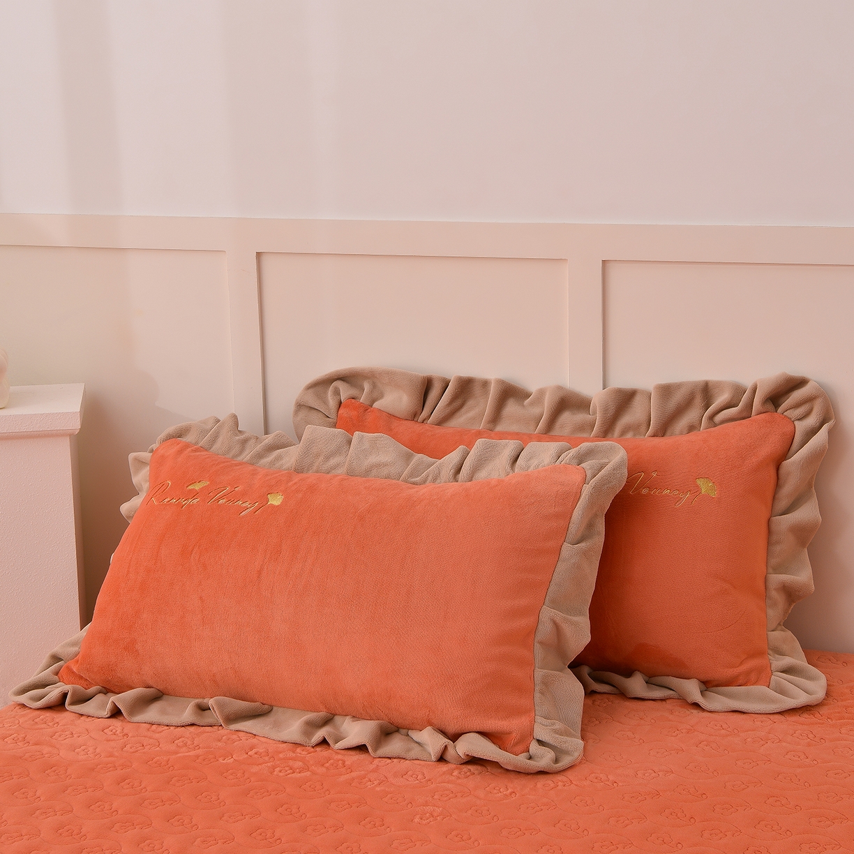 91家纺网 家纺一手货源 找家纺 湘雪家居  2025新款高克重纯色刺绣牛奶绒床盖款星语系列四件套-提供买家秀 星语款-橙橘色