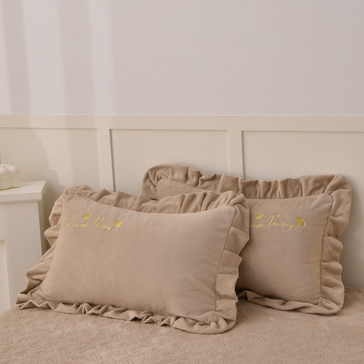 91家纺网 家纺一手货源 找家纺 湘雪家居  2025新款高克重纯色刺绣牛奶绒床盖款星语系列四件套-提供买家秀 星语款-卡琪色