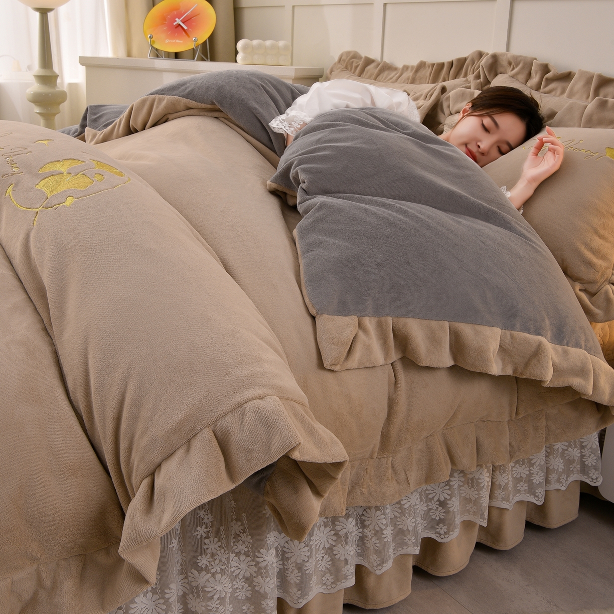 91家纺网 家纺一手货源 找家纺 湘雪家居  2025新款高克重纯色刺绣牛奶绒床盖款星语系列四件套-提供买家秀 星语款-卡琪色