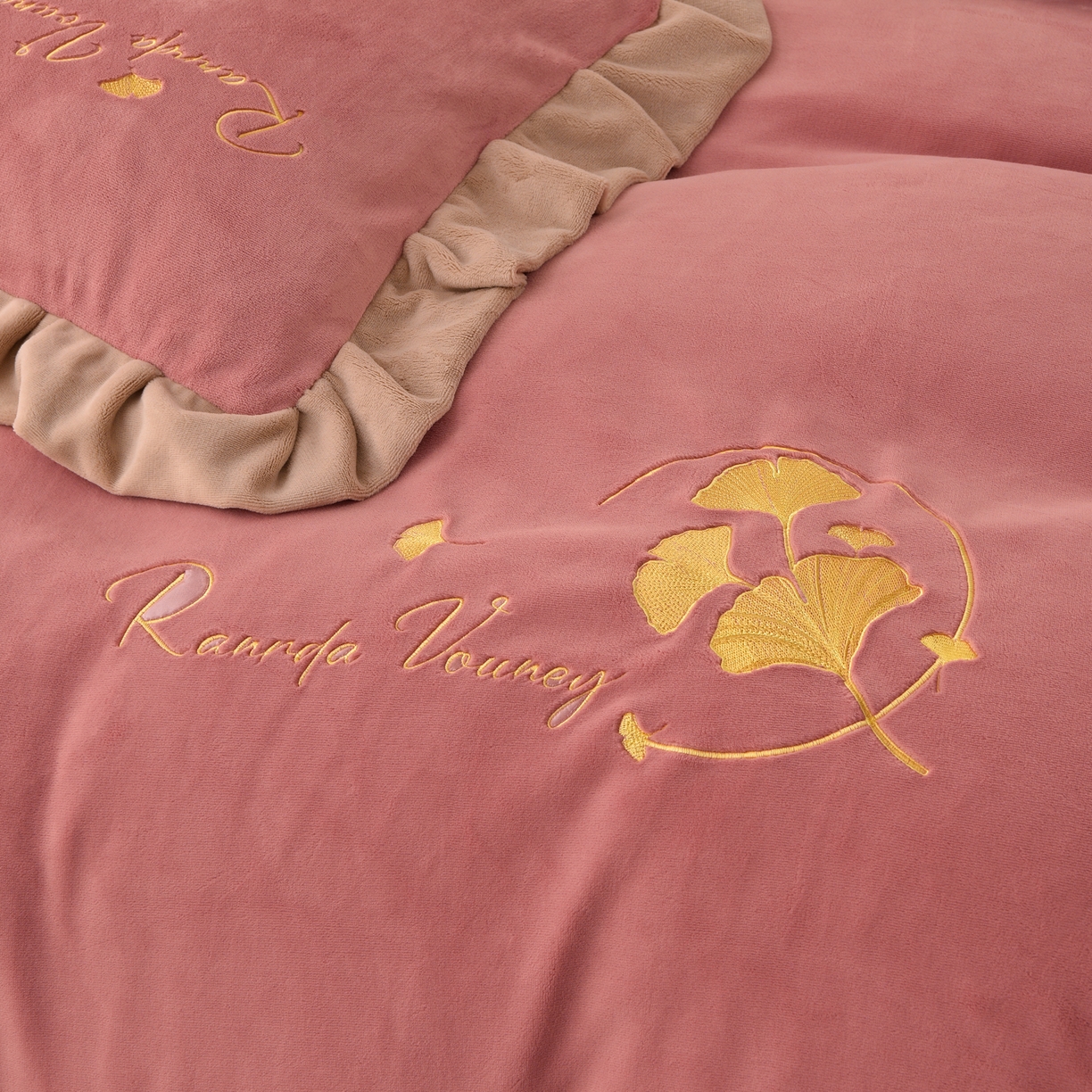 91家纺网 家纺一手货源 找家纺 湘雪家居  2025新款高克重纯色刺绣牛奶绒床盖款星语系列四件套-提供买家秀 星语款-浅豆沙