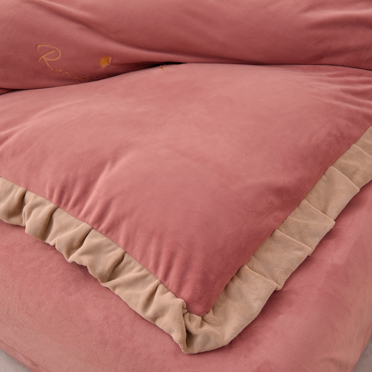 91家纺网 家纺一手货源 找家纺 湘雪家居  2025新款高克重纯色刺绣牛奶绒床盖款星语系列四件套-提供买家秀 星语款-浅豆沙