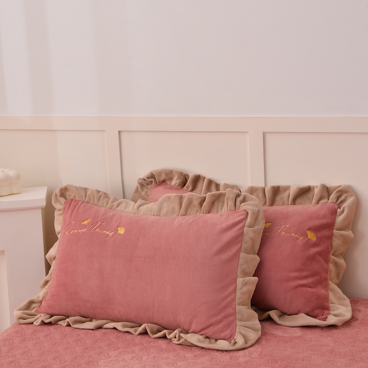 91家纺网 家纺一手货源 找家纺 湘雪家居  2025新款高克重纯色刺绣牛奶绒床盖款星语系列四件套-提供买家秀 星语款-浅豆沙