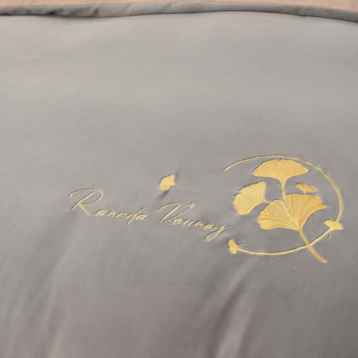 91家纺网 家纺一手货源 找家纺 湘雪家居  2025新款高克重纯色刺绣牛奶绒床盖款星语系列四件套-提供买家秀 星语款-浅灰色