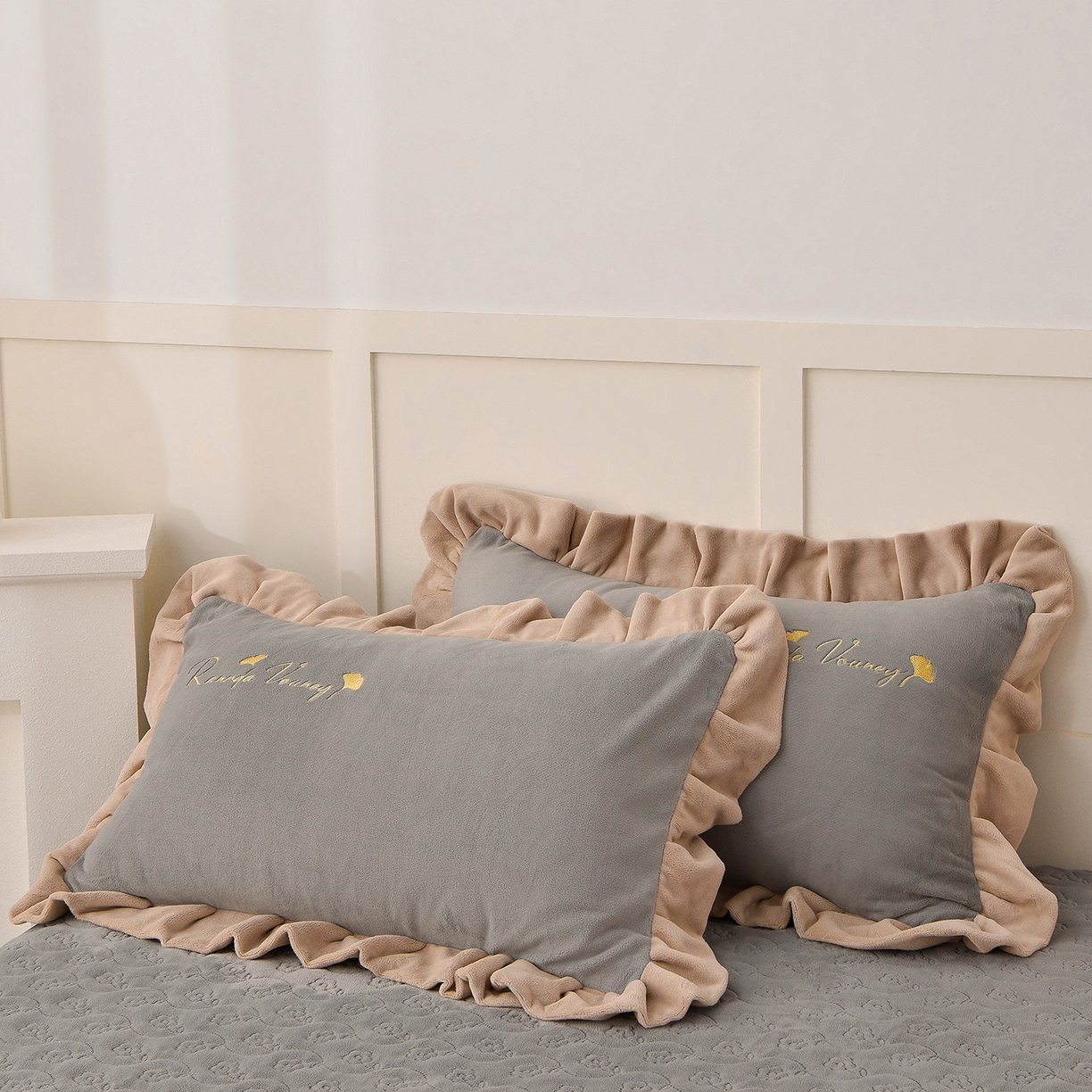 91家纺网 家纺一手货源 找家纺 湘雪家居  2025新款高克重纯色刺绣牛奶绒床盖款星语系列四件套-提供买家秀 星语款-浅灰色