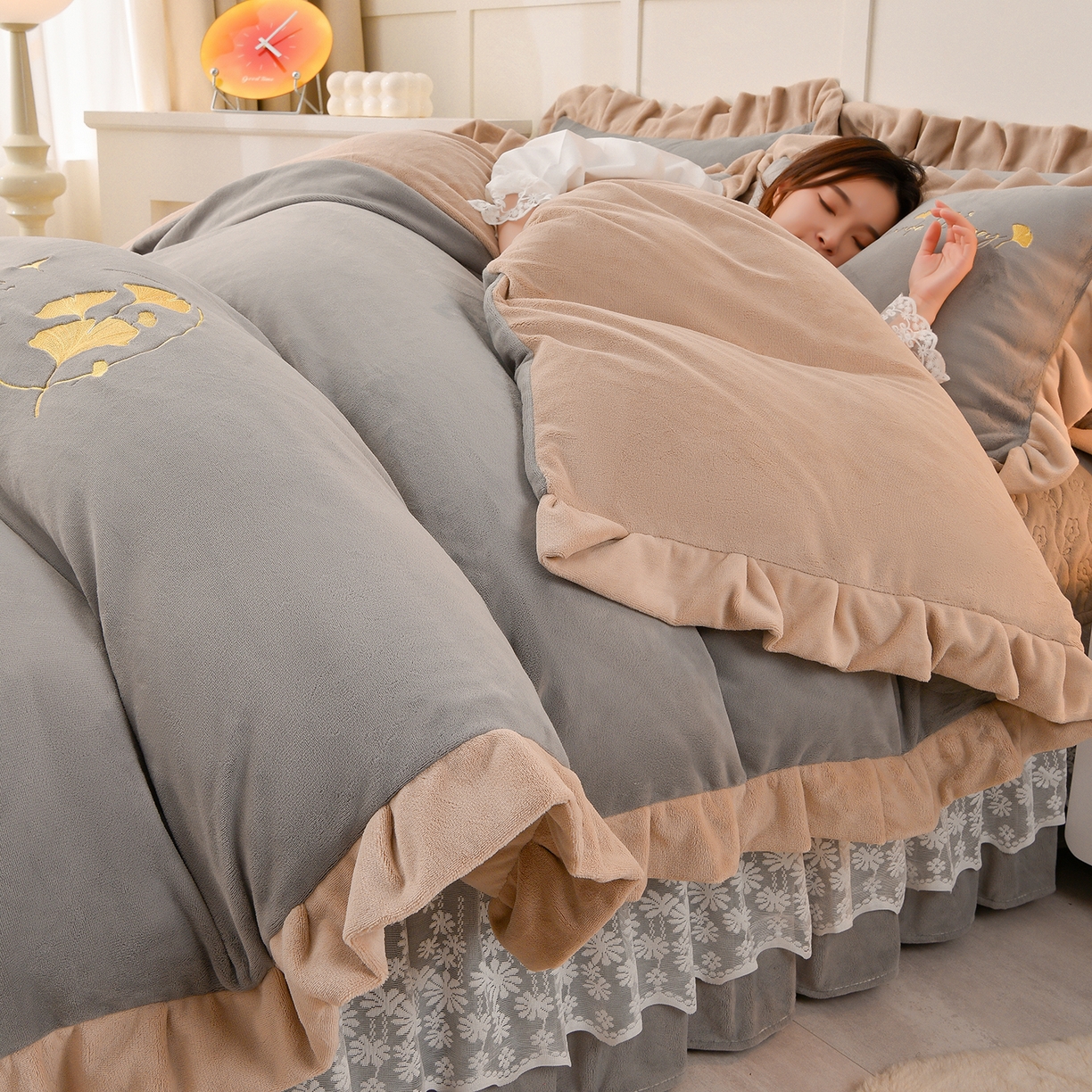 91家纺网 家纺一手货源 找家纺 湘雪家居  2025新款高克重纯色刺绣牛奶绒床盖款星语系列四件套-提供买家秀 星语款-浅灰色