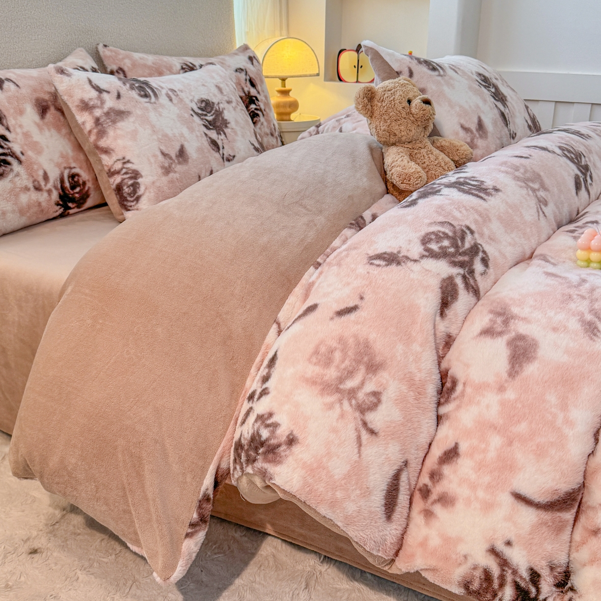 91家纺网 家纺一手货源 找家纺 KA家纺 2025新款冬高克重兔毛牛奶绒四件套 玫瑰故事