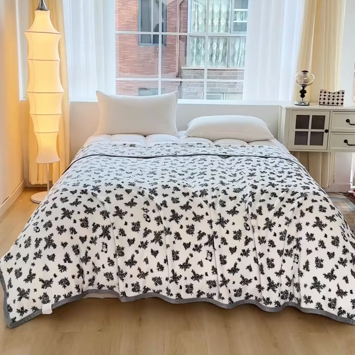 91家纺网 家纺一手货源 找家纺 梵心 2025新款云貂绒毛毯法兰绒毛毯牛奶绒毛毯爆款盖毯直播跨境专供-可定制克重 熊猫庄园