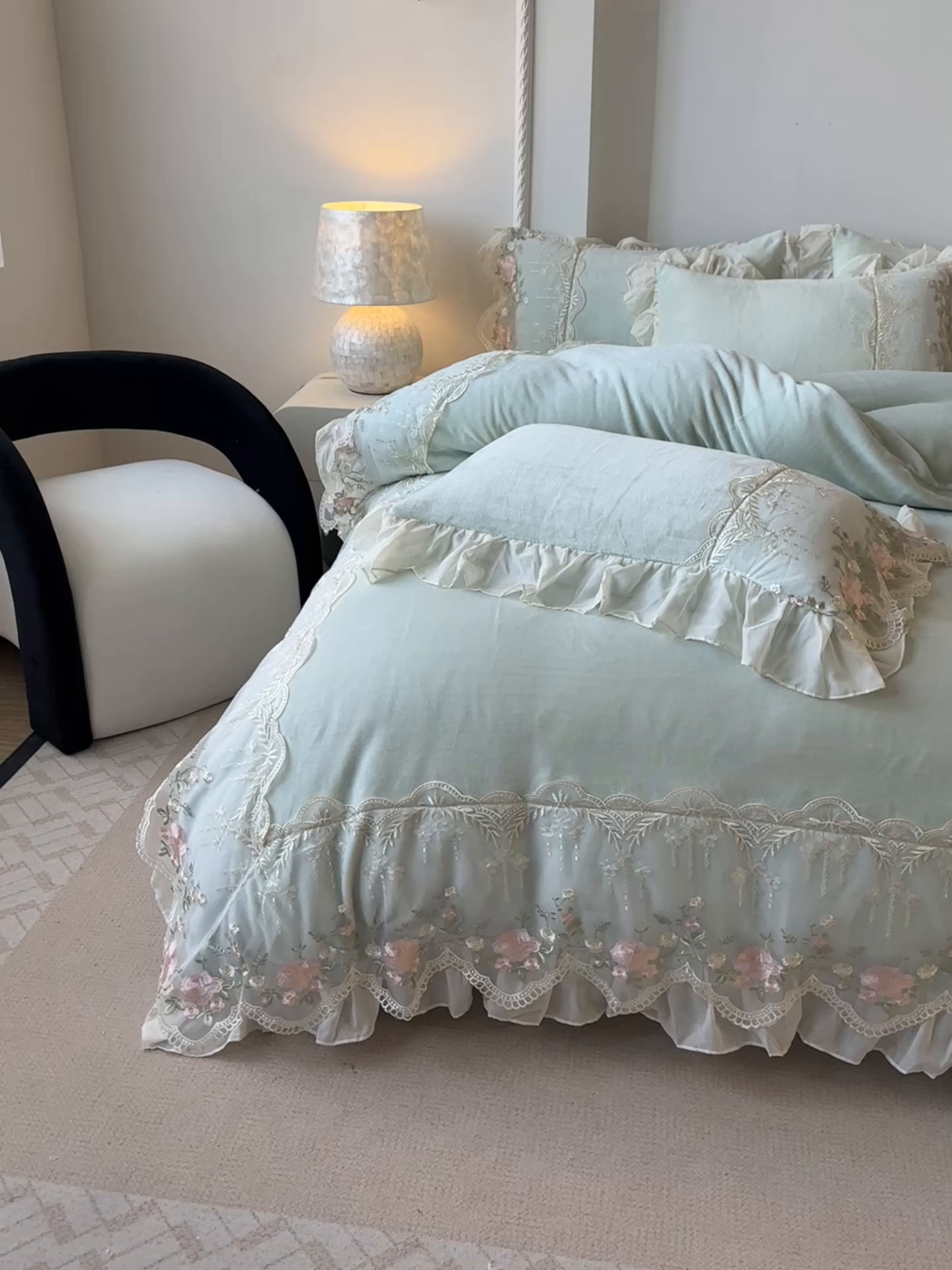 91家纺网 家纺一手货源 找家纺 （总）凯美家居 2025新款A类牛奶绒蕾丝刺绣四件套-锦上添花