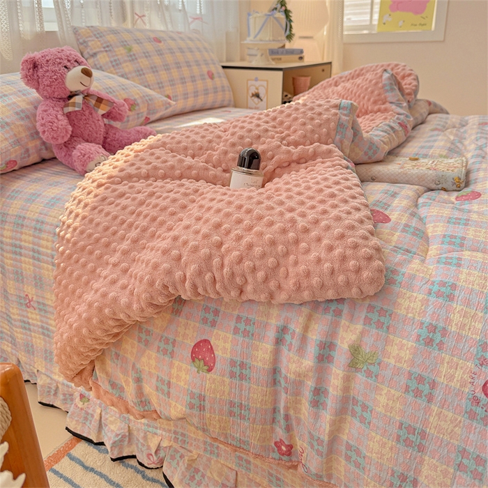91家纺网 家纺一手货源 找家纺 繁花家居 2025新款床盖豆豆被套春秋被套冬被云感超软木棉被子被芯 花边床盖-豆豆被-彩格草莓