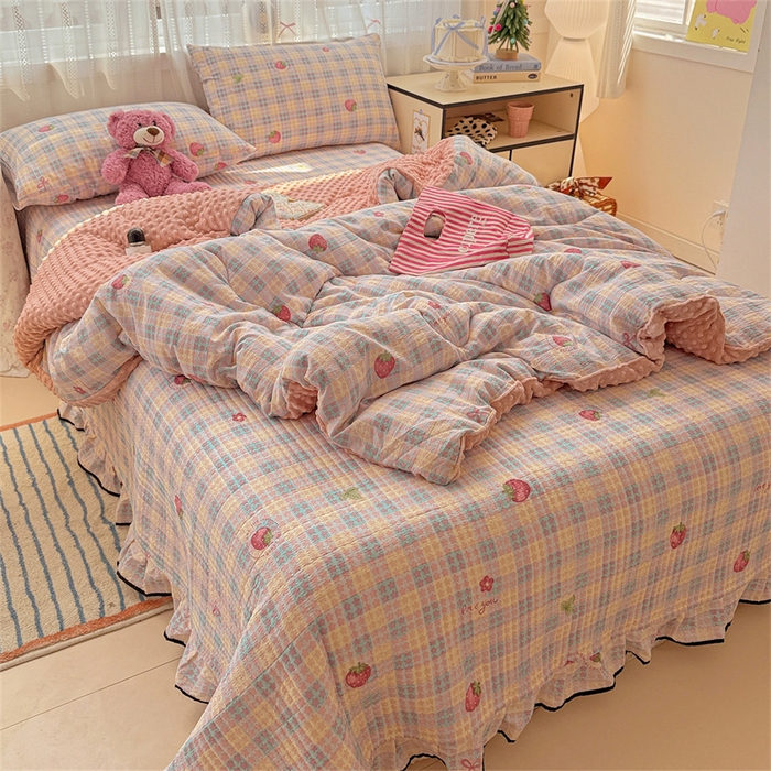 91家纺网 家纺一手货源 找家纺 繁花家居 2025新款床盖豆豆被套春秋被套冬被云感超软木棉被子被芯 花边床盖-豆豆被-彩格草莓