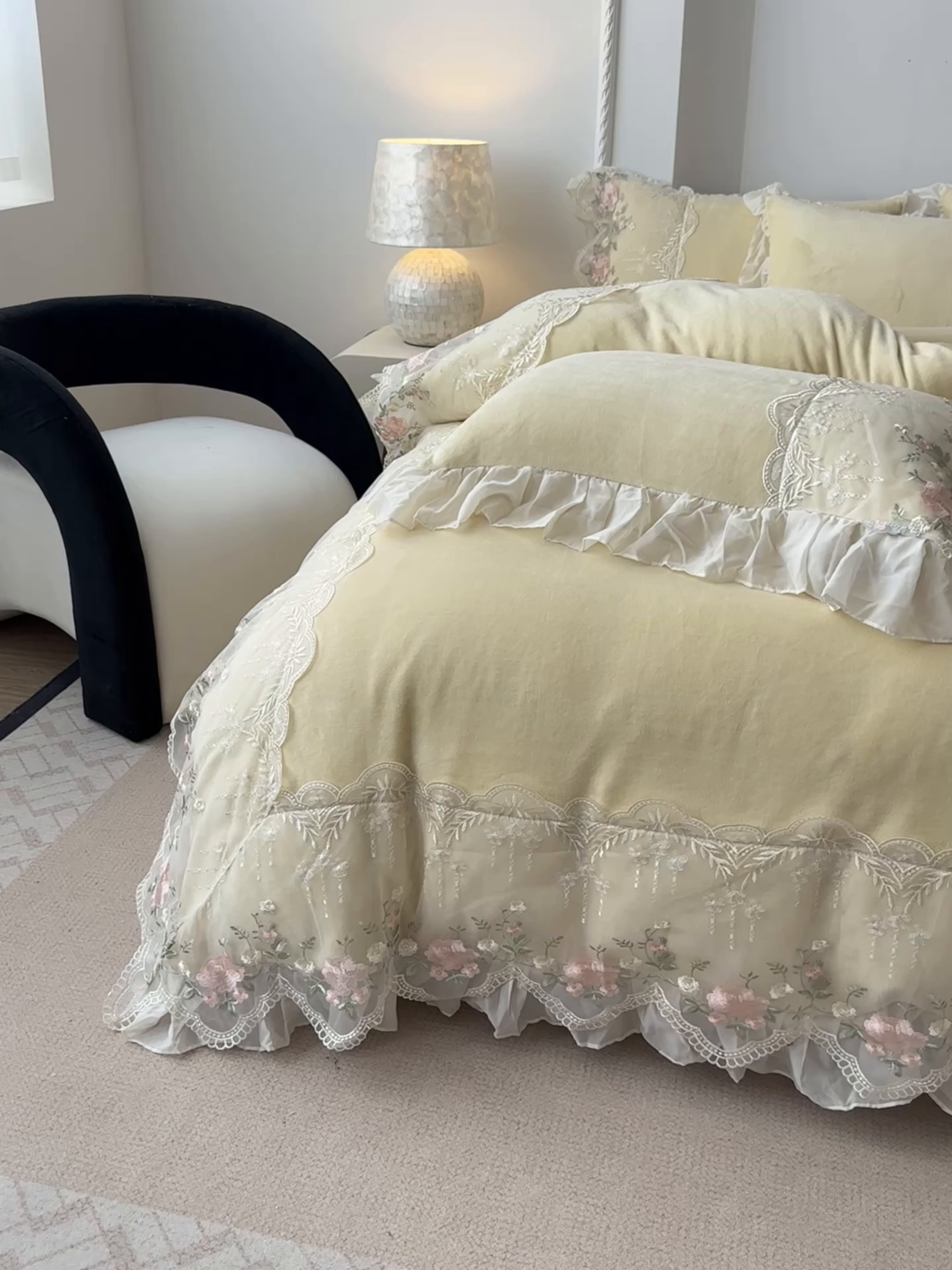 91家纺网 家纺一手货源 找家纺 凯美家居 2025新款A类牛奶绒蕾丝刺绣四件套-锦上添花 锦上添花-浅黄