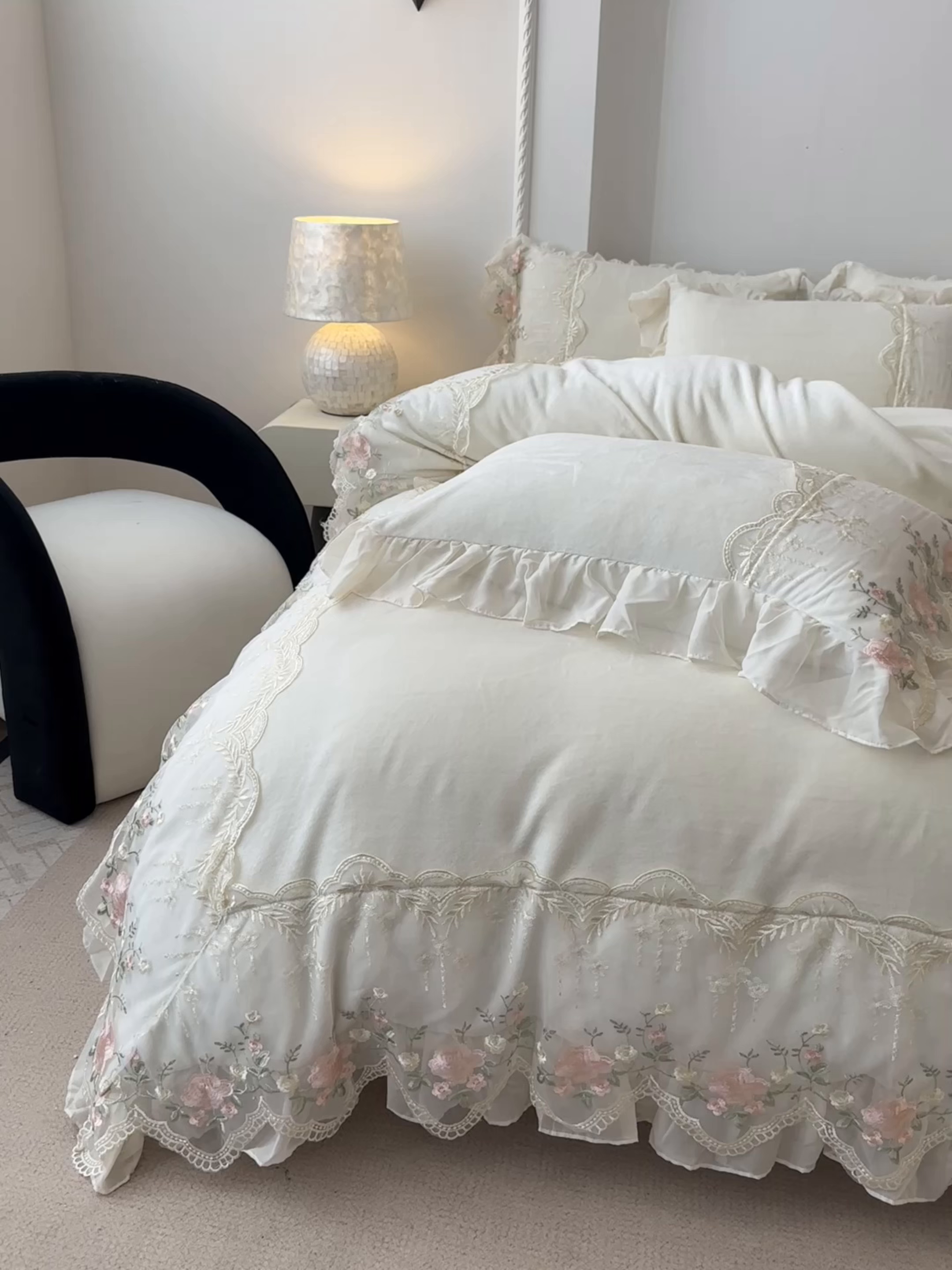 91家纺网 家纺一手货源 找家纺 凯美家居 2025新款A类牛奶绒蕾丝刺绣四件套-锦上添花 锦上添花-奶白