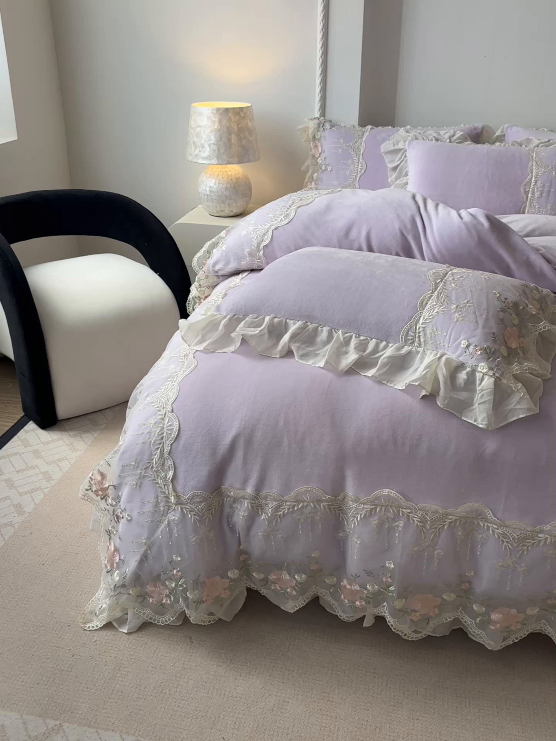 91家纺网 家纺一手货源 找家纺 凯美家居 2025新款A类牛奶绒蕾丝刺绣四件套-锦上添花 锦上添花-浅紫