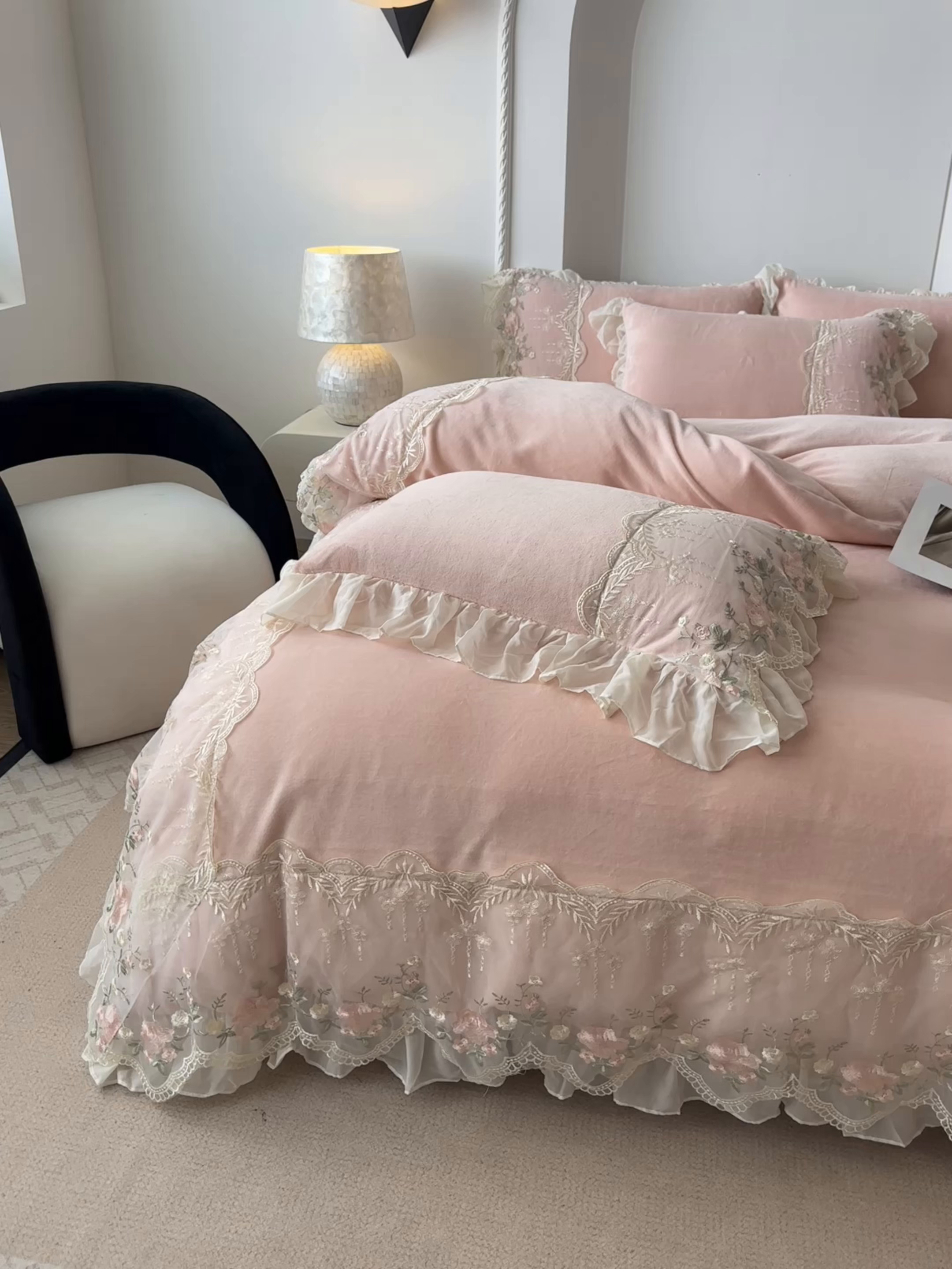 91家纺网 家纺一手货源 找家纺 凯美家居 2025新款A类牛奶绒蕾丝刺绣四件套-锦上添花 锦上添花-粉玉