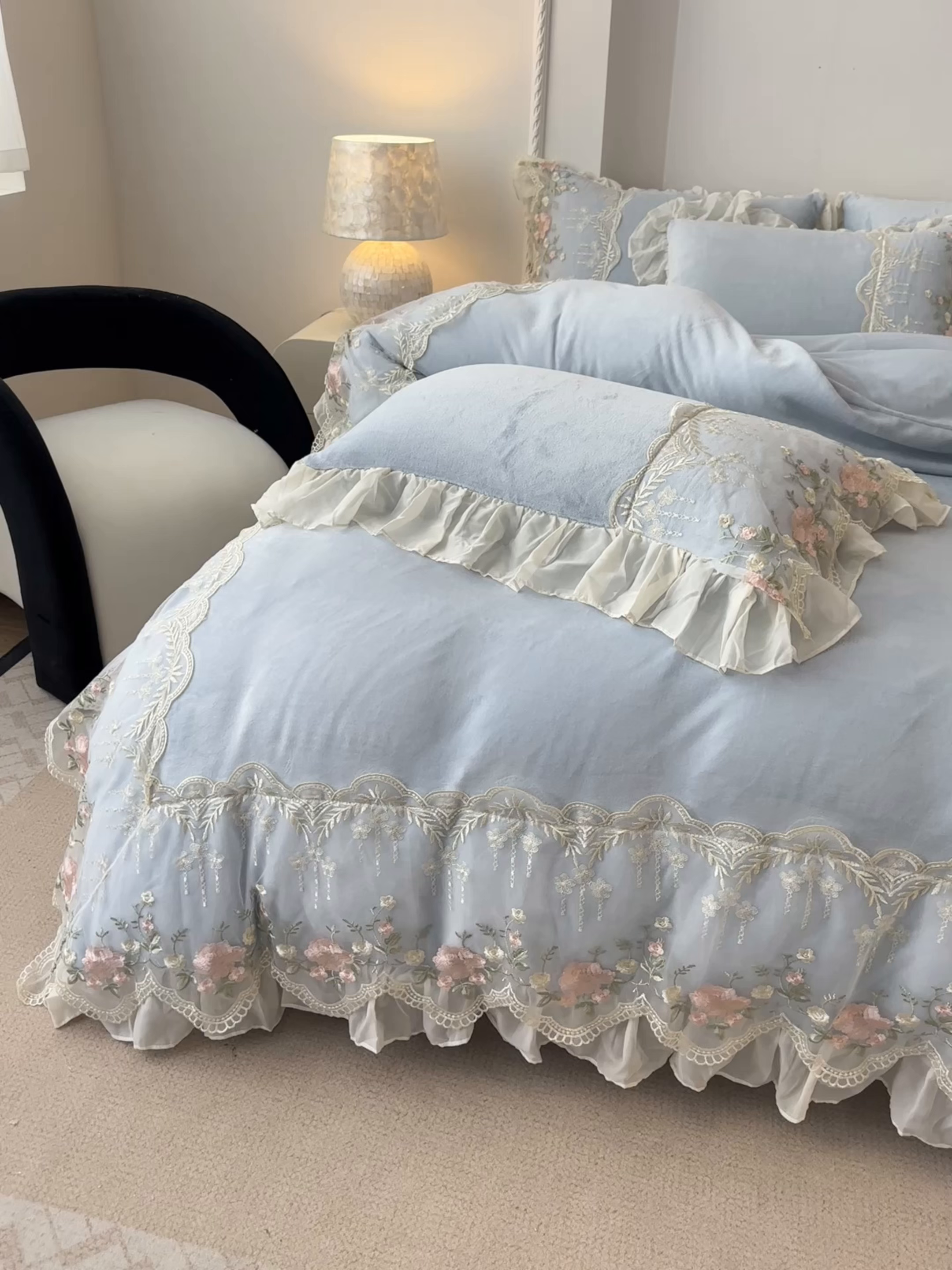 91家纺网 家纺一手货源 找家纺 凯美家居 2025新款A类牛奶绒蕾丝刺绣四件套-锦上添花 锦上添花-浅蓝