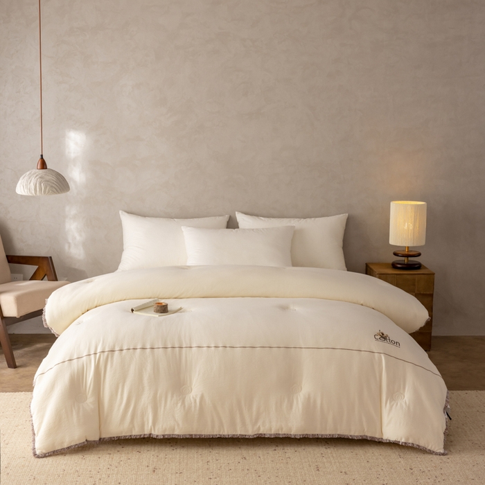 91家纺网 家纺一手货源 找家纺 丽卡家纺 2025年秋冬新品威尔思大豆被（常规生产款为春秋被和冬被，常规尺寸为200*230/220*240cm，其他特殊尺寸/加厚款接受下单定制） 威尔思大豆被-白色