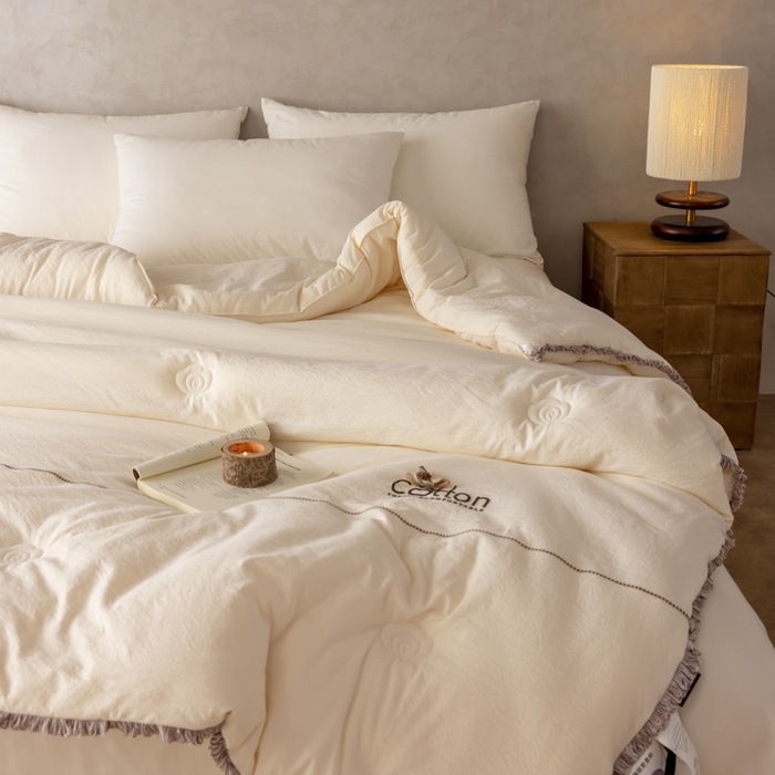 91家纺网 家纺一手货源 找家纺 丽卡家纺 2025年秋冬新品威尔思大豆被（常规生产款为春秋被和冬被，常规尺寸为200*230/220*240cm，其他特殊尺寸/加厚款接受下单定制） 威尔思大豆被-白色