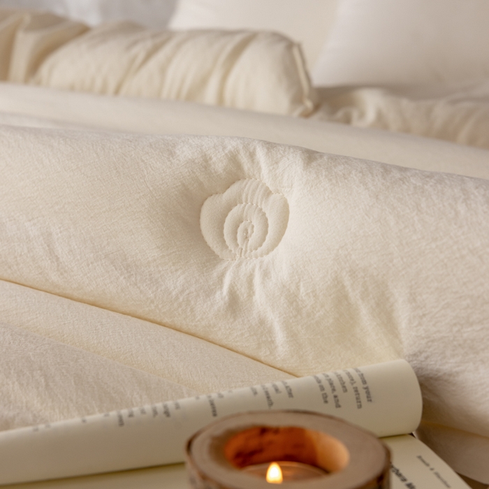 91家纺网 家纺一手货源 找家纺 丽卡家纺 2025年秋冬新品威尔思大豆被（常规生产款为春秋被和冬被，常规尺寸为200*230/220*240cm，其他特殊尺寸/加厚款接受下单定制） 威尔思大豆被-白色