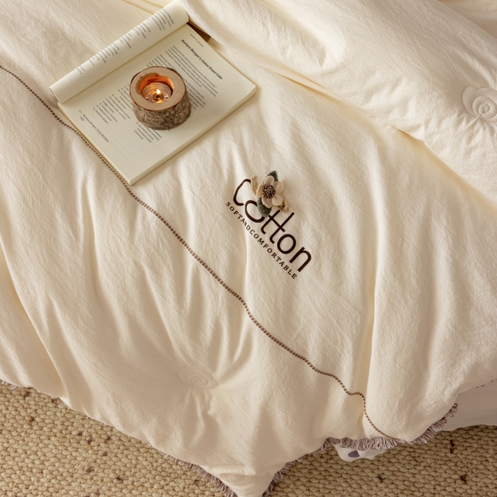 91家纺网 家纺一手货源 找家纺 丽卡家纺 2025年秋冬新品威尔思大豆被（常规生产款为春秋被和冬被，常规尺寸为200*230/220*240cm，其他特殊尺寸/加厚款接受下单定制） 威尔思大豆被-白色