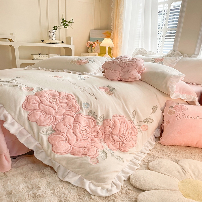 91家纺网 家纺一手货源 找家纺 （总）绒棉世家 2025新款贴布绣高克重牛奶绒四件套玫瑰之恋（控价188元）