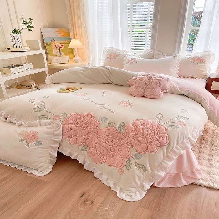 91家纺网 家纺一手货源 找家纺 （总）绒棉世家 2025新款贴布绣高克重牛奶绒四件套玫瑰之恋（控价188元）