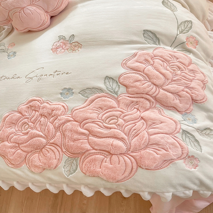 91家纺网 家纺一手货源 找家纺 绒棉世家 2025新款贴布绣高克重牛奶绒四件套玫瑰之恋 玫瑰之恋-白色