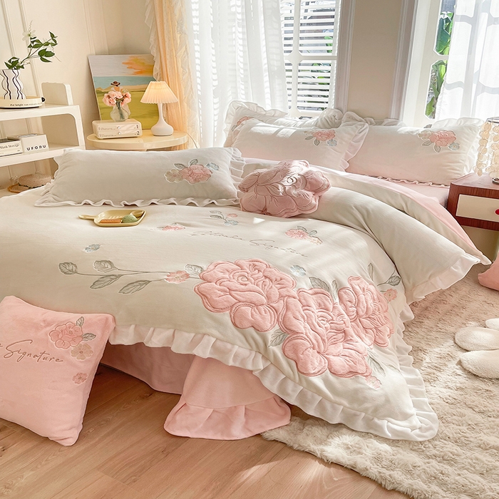 91家纺网 家纺一手货源 找家纺 绒棉世家 2025新款贴布绣高克重牛奶绒四件套玫瑰之恋 玫瑰之恋-白色