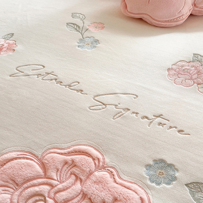 91家纺网 家纺一手货源 找家纺 绒棉世家 2025新款贴布绣高克重牛奶绒四件套玫瑰之恋 玫瑰之恋-白色