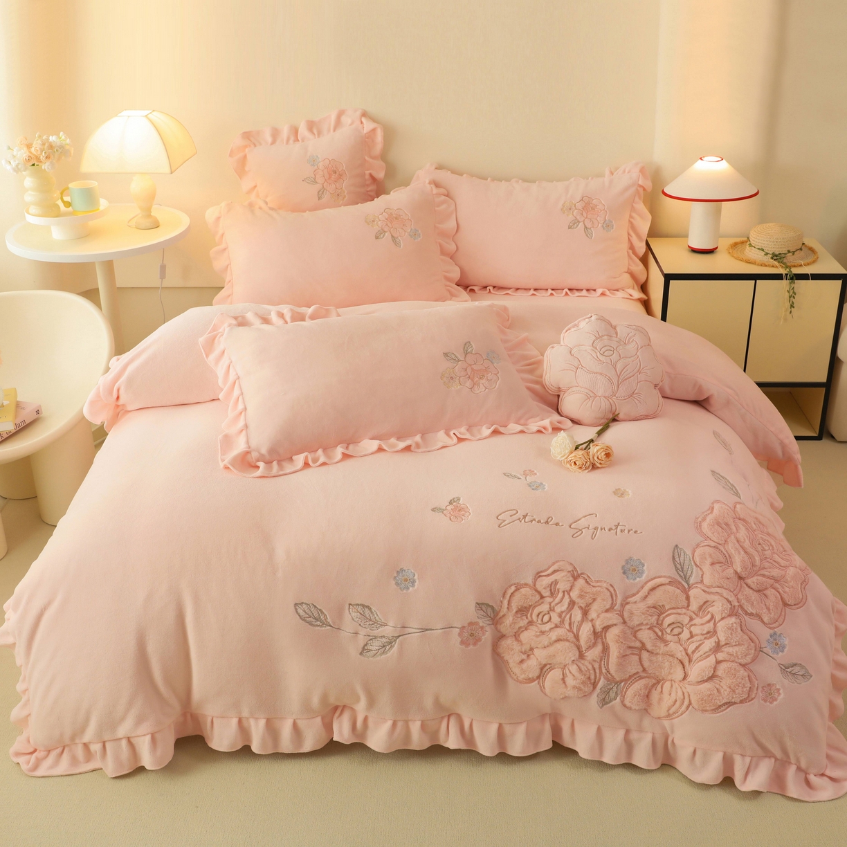 91家纺网 家纺一手货源 找家纺 绒棉世家 2025新款贴布绣高克重牛奶绒四件套玫瑰之恋 玫瑰之恋-粉色