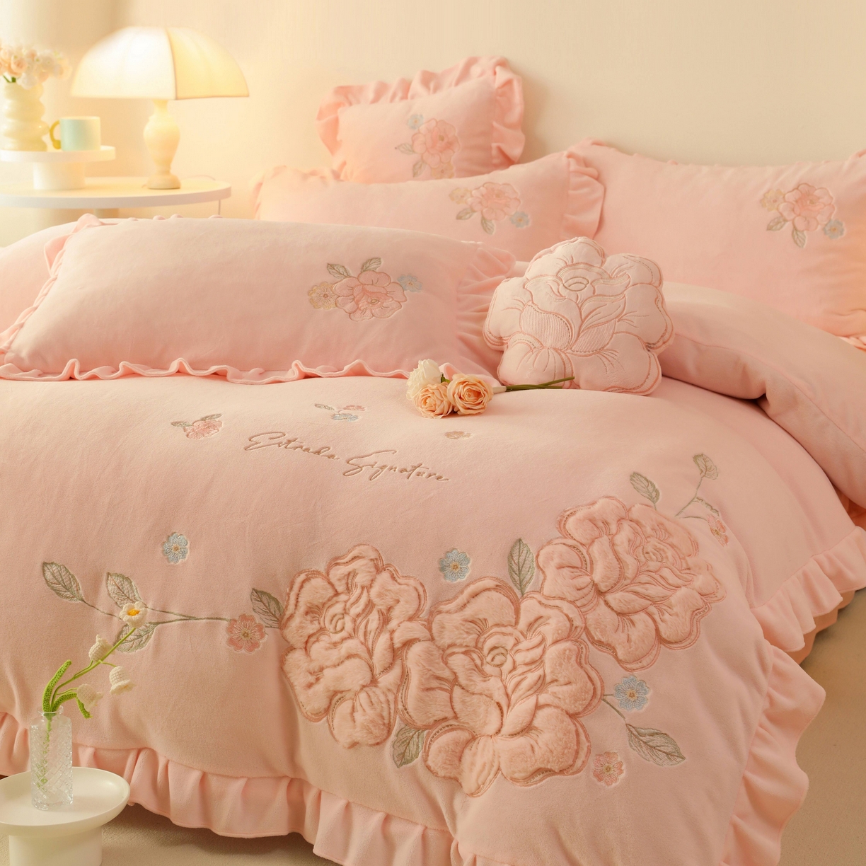 91家纺网 家纺一手货源 找家纺 绒棉世家 2025新款贴布绣高克重牛奶绒四件套玫瑰之恋 玫瑰之恋-粉色