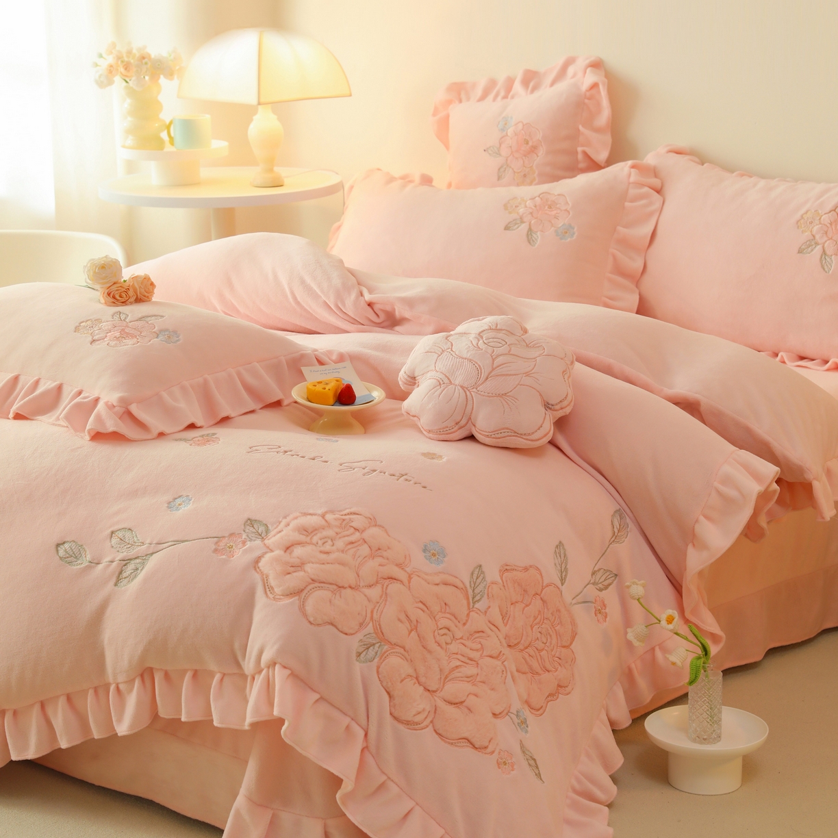 91家纺网 家纺一手货源 找家纺 绒棉世家 2025新款贴布绣高克重牛奶绒四件套玫瑰之恋 玫瑰之恋-粉色