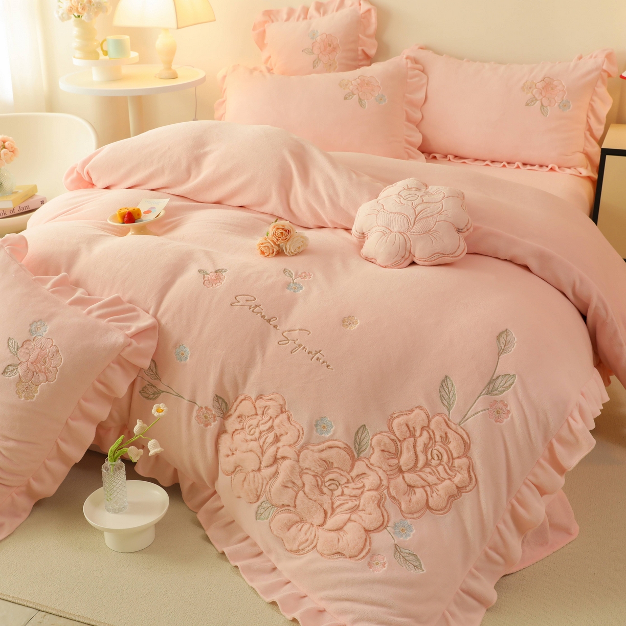 91家纺网 家纺一手货源 找家纺 绒棉世家 2025新款贴布绣高克重牛奶绒四件套玫瑰之恋 玫瑰之恋-粉色