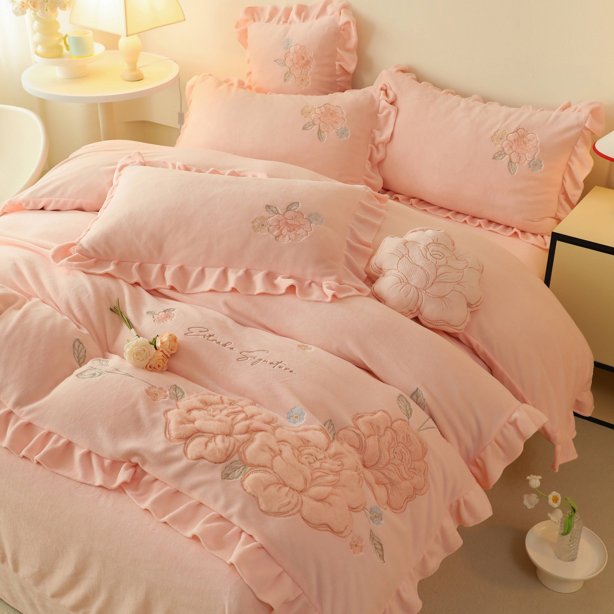 91家纺网 家纺一手货源 找家纺 绒棉世家 2025新款贴布绣高克重牛奶绒四件套玫瑰之恋 玫瑰之恋-粉色