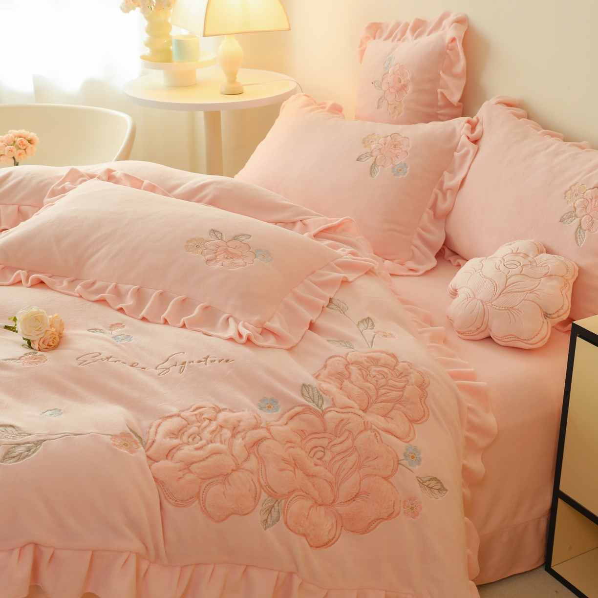 91家纺网 家纺一手货源 找家纺 绒棉世家 2025新款贴布绣高克重牛奶绒四件套玫瑰之恋 玫瑰之恋-粉色