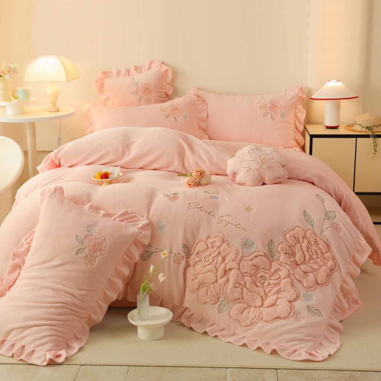 91家纺网 家纺一手货源 找家纺 绒棉世家 2025新款贴布绣高克重牛奶绒四件套玫瑰之恋 玫瑰之恋-粉色