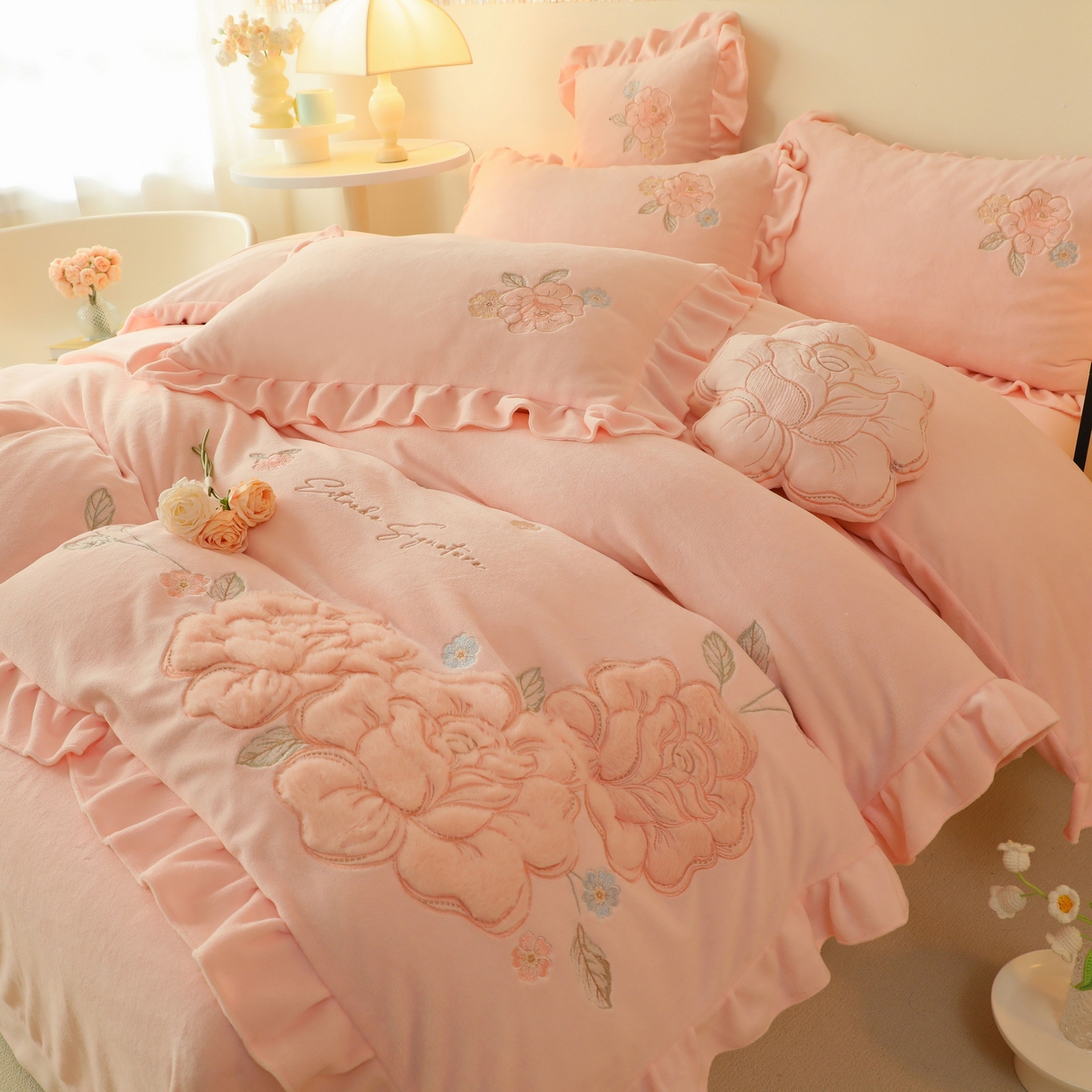 91家纺网 家纺一手货源 找家纺 绒棉世家 2025新款贴布绣高克重牛奶绒四件套玫瑰之恋 玫瑰之恋-粉色