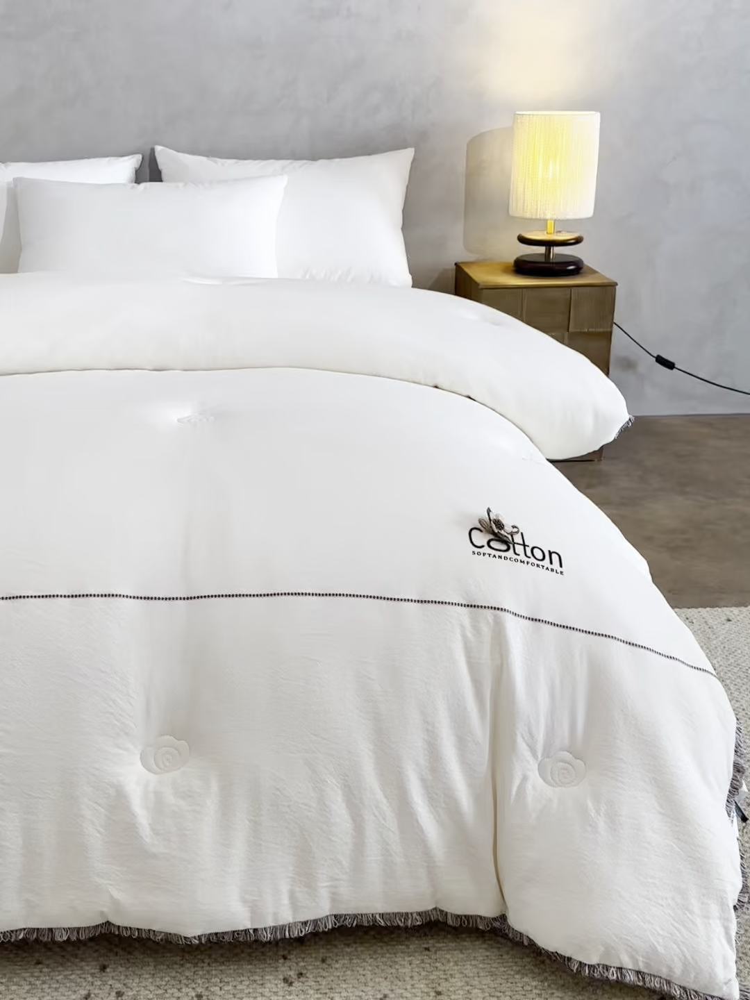 91家纺网 家纺一手货源 找家纺 丽卡家纺 2025年秋冬新品威尔思大豆被（常规生产款为春秋被和冬被，常规尺寸为200*230/220*240cm，其他特殊尺寸/加厚款接受下单定制） 威尔思大豆被-白色