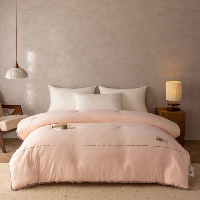 91家纺网 家纺一手货源 找家纺 丽卡家纺 2025年秋冬新品威尔思大豆被（常规生产款为春秋被和冬被，常规尺寸为200*230/220*240cm，其他特殊尺寸/加厚款接受下单定制） 威尔思大豆被-粉色