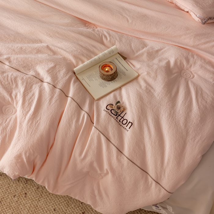 91家纺网 家纺一手货源 找家纺 丽卡家纺 2025年秋冬新品威尔思大豆被（常规生产款为春秋被和冬被，常规尺寸为200*230/220*240cm，其他特殊尺寸/加厚款接受下单定制） 威尔思大豆被-粉色