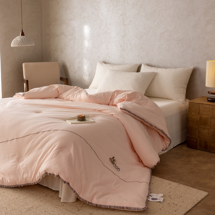 91家纺网 家纺一手货源 找家纺 丽卡家纺 2025年秋冬新品威尔思大豆被（常规生产款为春秋被和冬被，常规尺寸为200*230/220*240cm，其他特殊尺寸/加厚款接受下单定制） 威尔思大豆被-粉色