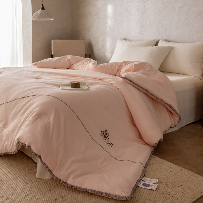 91家纺网 家纺一手货源 找家纺 丽卡家纺 2025年秋冬新品威尔思大豆被（常规生产款为春秋被和冬被，常规尺寸为200*230/220*240cm，其他特殊尺寸/加厚款接受下单定制） 威尔思大豆被-粉色